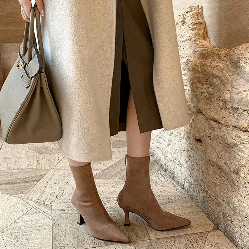 Low kitten heel detail